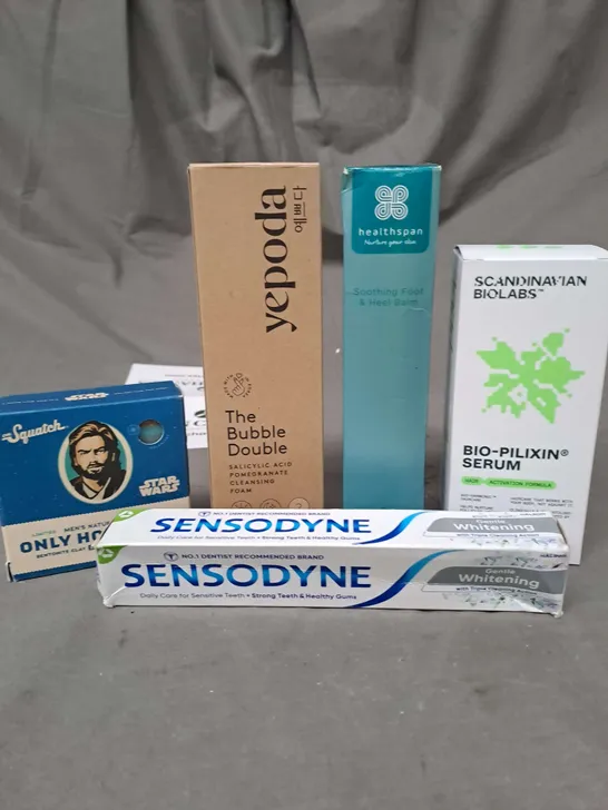 APPROXIMATELY 20 ASSORTED COSMETIC PRODUCTS TO INCLUDE SENSODYNE TOOTHPASTE, DR SQUATCH MENS SOAP AND HEALTHSPAN FOOT AND HEEL BALM ETC. 