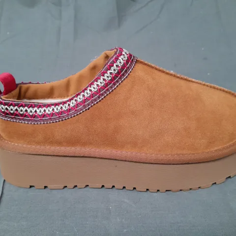 BOXED PAIR OF SLIP ON SHOES IN TAN SIZE EU 40