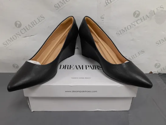 BOXED PAIR OF DREAM PAIRS POINTED TOE SLIP-ON WEDGES IN BLACK UK SIZE 9