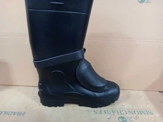 BOXED PAIR OF BRAND NEW COFRA SUPER LIGHT POLYURETHANE BOOTS IN BLACK UK SIZE 12