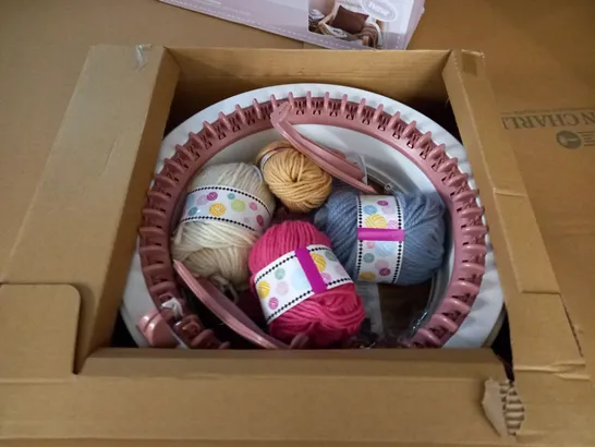 BOXED KNITTING MACHINE