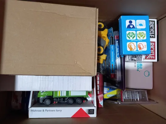 BOX OF APPROXIMATELY 10 ASSORTED TOYS AND GAMES TO INCLUDE APPLE TWIST, TERROR TASSELS, MY FASHION DESIGN, ETC