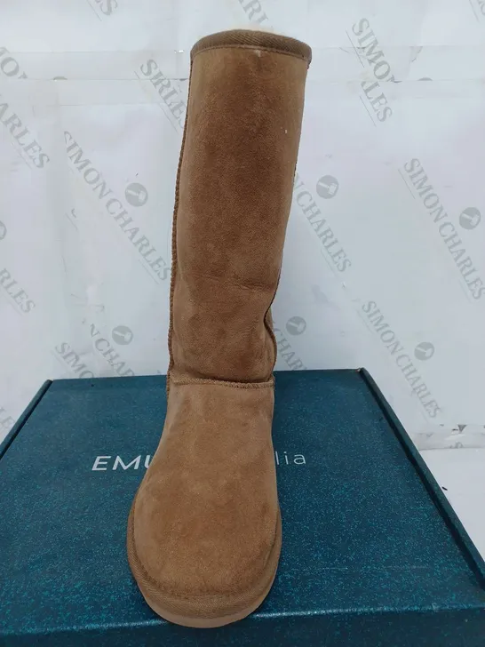 EMU ORIGINALS COLLECTION TAN STINGER HI WATER RESISTANT BOOT - SIZE W8./M7