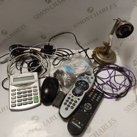 BOX OF APPROXIMATELY 10 ASSORTED ELECTRICAL ITEMS TO INCLUDE SKY REMOTE, CHARGING CABLES, TABLE LAMP ETC 