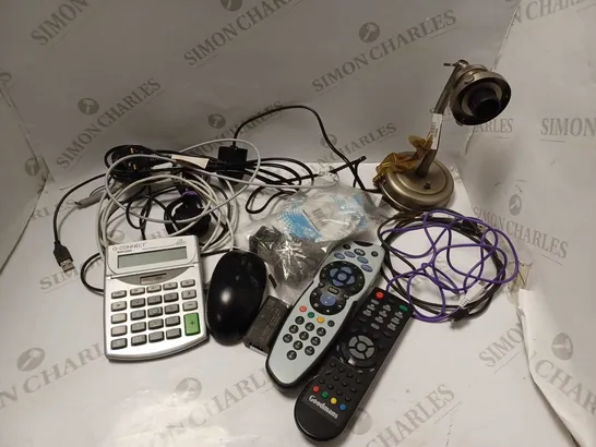 BOX OF APPROXIMATELY 10 ASSORTED ELECTRICAL ITEMS TO INCLUDE SKY REMOTE, CHARGING CABLES, TABLE LAMP ETC 