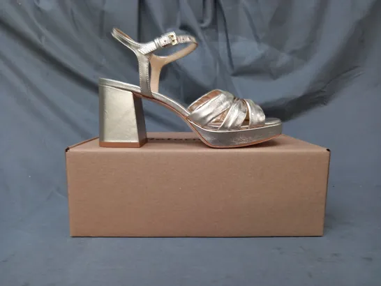 BOXED PAIR OF REFORMATION OPEN TOE MAIZE PLATFORM BLOCK HEEL SANDALS IN METALLIC GOLD SIZE 7