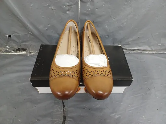 BOXED PAIR OF WOMENS LEAH BALLERINA SHOES SIZE 7