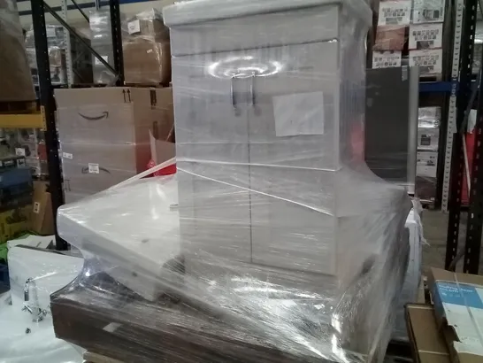 PALLET OF ASSORTED END OF LINE BATHROOM STOCK INCLUDING BASINS & VANITY UNITS 