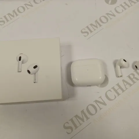 APPLE AIRPODS WITH CHARGING CASE 