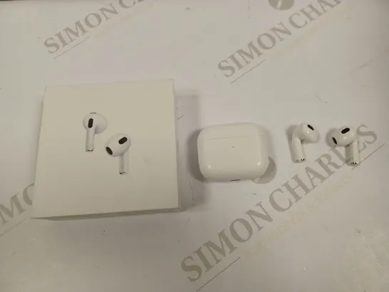 APPLE AIRPODS WITH CHARGING CASE 