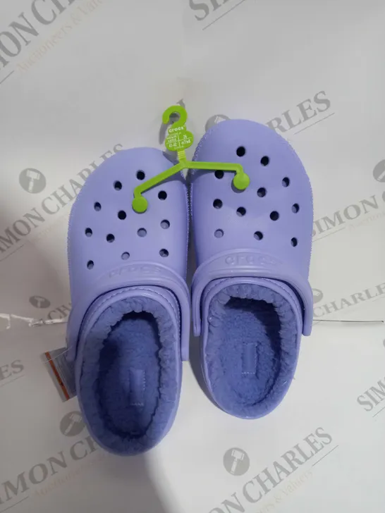 PAIR OF CROCS IN LILAC SIZE 7 