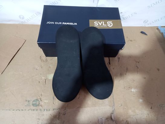 BOXED PAIR OF DUNHILL BLACK SHOES SIZE 40.5