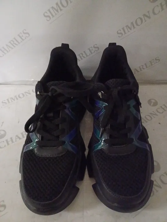 PAIR OF KOI PACHA SOUND WAVE MEN'S TRAINERS SIZE 10