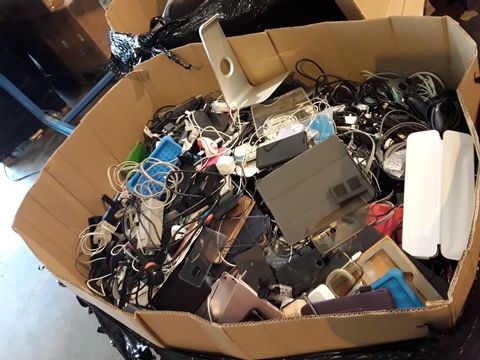 PALLET OF ASSORTED ITEMS TO INCLUDE: POWER LEADS, EARPHONES, CHARGERS, WII REMOTES, CONTROLLERS ETC