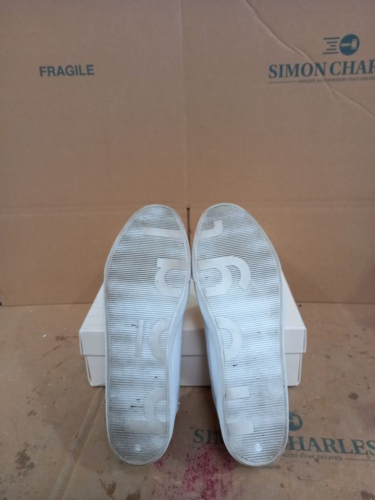 BOXED PAIR OF WHITE HOGL SHOES SIZE 9 1/2