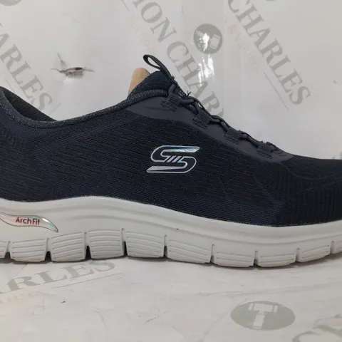 BOXED PAIR OF SKECHERS ARCH FIT VISTA BUNGEE TRAINERS IN NAVY SIZE 6