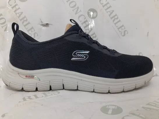 BOXED PAIR OF SKECHERS ARCH FIT VISTA BUNGEE TRAINERS IN NAVY SIZE 6