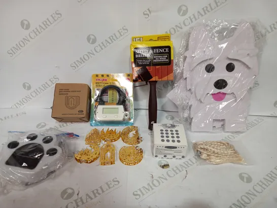 BOX TO CONTAIN APPROX 20 X ASSORTED PRODUCTS, INCLUDES BRUSH, PLUG, SOLAR LIGHT, DÉCOR ETC 