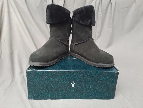 BOXED PAIR OF EMU BIRDWOOD WATERPROOF SHEEPSKIN BOOTS IN BLACK - SIZE 6