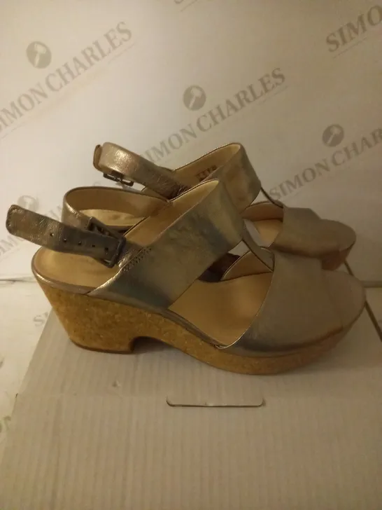 CLARKS MARITSA GLAD SANDAL - UK SIZE 7, STONE METALLIC 