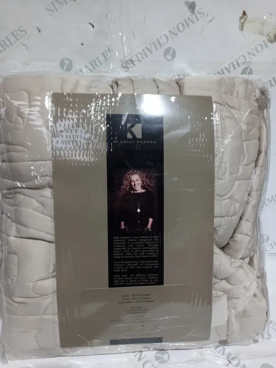 BOXED KELLY HOPPEN GEO BEDSPREAD AND SHAMS IN LATTE - DOUBLE 