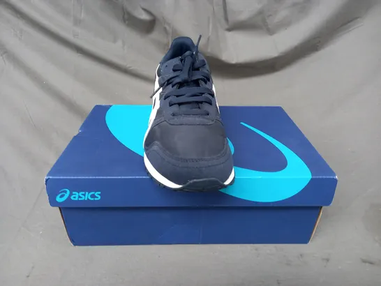 BOXED PAIR OF ASICS SHOES IN NAVY/WHITE UK SIZE 9