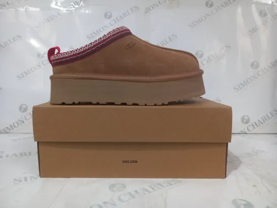 BOXED PAIR OF UGG WTAZZ SHOES IN CHESTNUT UK SIZE 5