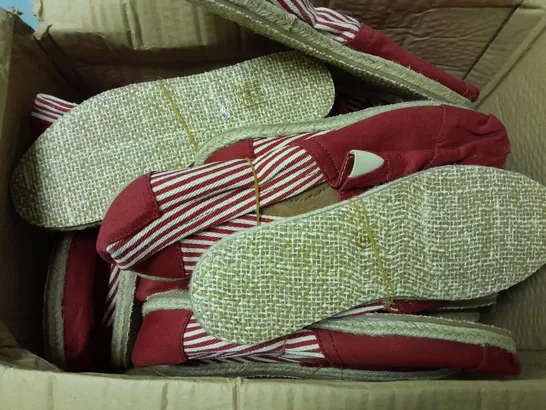 BOX OF APPROX. SLIP ON SHOES IN RED AND WHITE IN SIZT 5,6,8