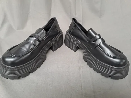 BOXED PAIR OF DESIGNER CHUNKY PLATFORM SHOES IN BLACK EU SIZE 37