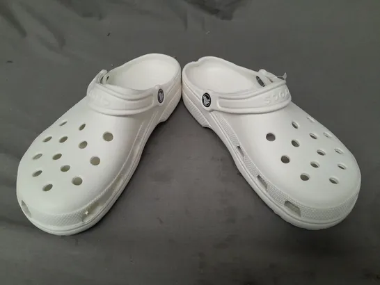 PAIR OF CROCS CLASSICS IN OFF-WHITE UK SIZE M6/W7