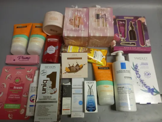 LOT OF APPROXIMATELY 25 ASSORTED HEALTH AND BEAUTY ITEMS TO INCLUDE YARDLEY LUXURY SOAP, ICONIC ALL WRAPPED UP SETS AND COCO SPONGE AND CLEANSER