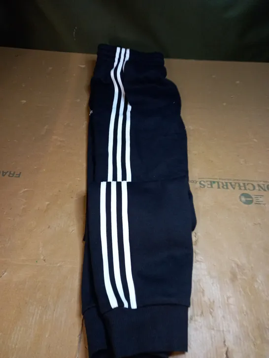 BLACK ADIDAS JOGGERS SIZE M