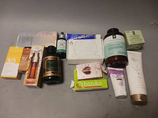 BOX OF APPROXIMATELY 20 COSMETIC ITEMS TO INCLUDE - MOISTURE SURGE, RESTORE MASK, AND TED BAKER BODY WASH ETC. 