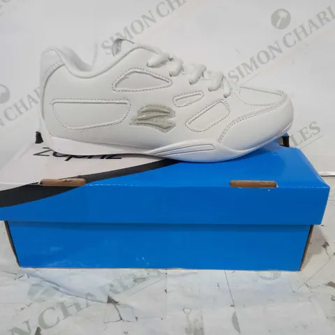 BOXED PAIR OF ZEPHZ SHOES IN WHITE UK SIZE 1