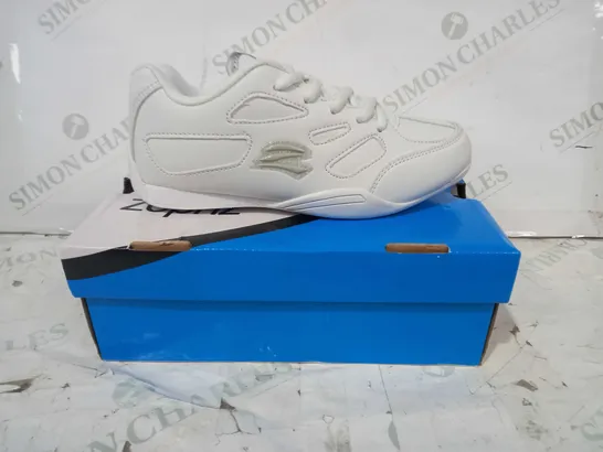 BOXED PAIR OF ZEPHZ SHOES IN WHITE UK SIZE 1