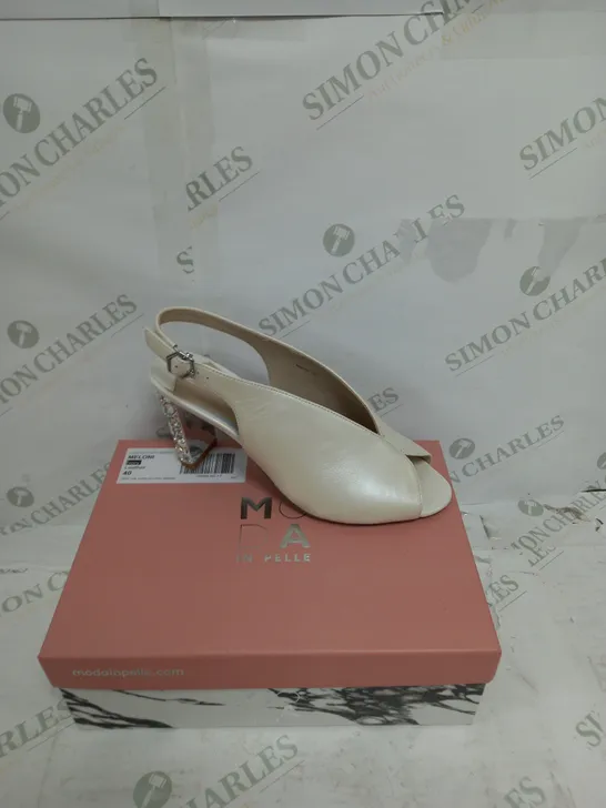 BOXED PAIR OF MODA IN PELLE MELONI IVORY LEATHER SIZE 40 