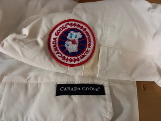 CANADA GOOSE WHITE PADDED COAT - SIZE UNSPECIFIED