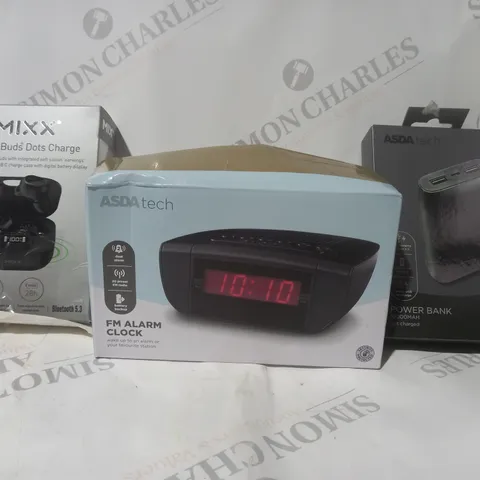 BOX OF APPROXIMATELY 15 ASSORTED ELECTRICAL ITEMS TO INCLUDE POWER BANK, FM ALARM CLOCK, MIXX STREAMBUDS DOTS CHARGE, ETC