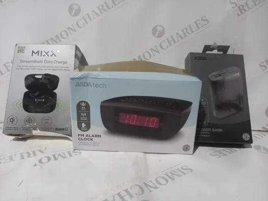 BOX OF APPROXIMATELY 15 ASSORTED ELECTRICAL ITEMS TO INCLUDE POWER BANK, FM ALARM CLOCK, MIXX STREAMBUDS DOTS CHARGE, ETC