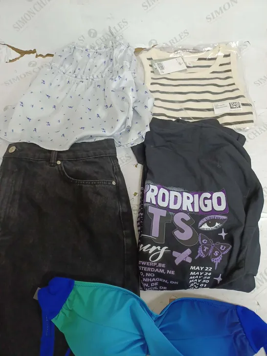 BOX OF APPROXIMATELY 22 ASSORTED CLOTHING ITEMS TO INCLUDE - T-SHIRT , SKIRT , SHORTS ETC