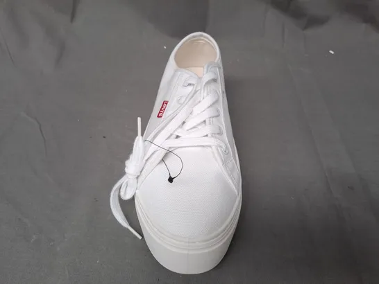 PAIR OF LEVI'S SHOES IN WHITE UK SIZE 5