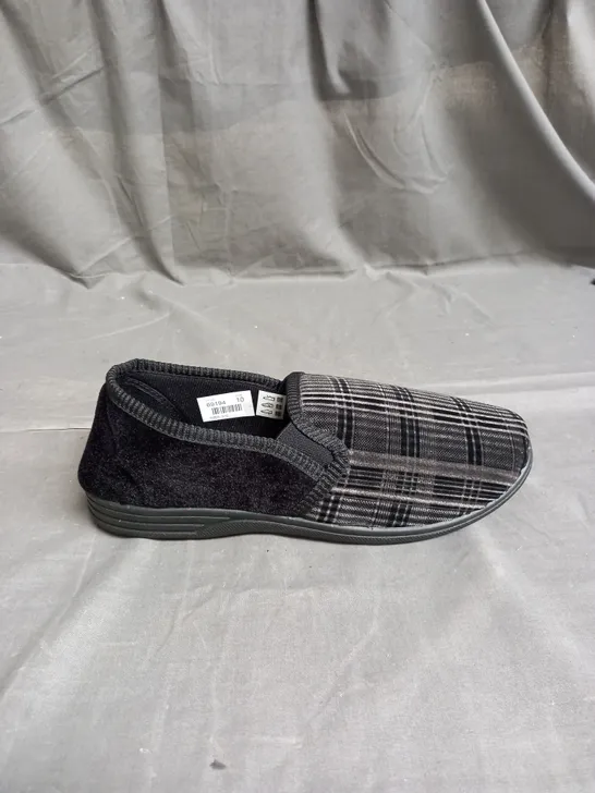 BOX OF 10 PAIRS OF MENS SLIPPERS IN GREY TARTAN - VARIOUS SIZES