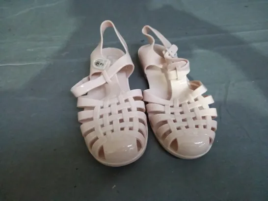 APPROXIMATELY 10 PAIRS OF LINZI FLAT JELLY SANDALS IN VARIOUS SIZES TO INCLUDE SIZE 5