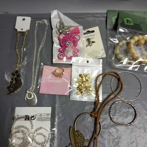 APPROXIMATELY 30 ASSORTED COSTUME JEWELLERY PRODUCTS TO INCLUDE NECKLACES, BRACELETS, EARRINGS ETC