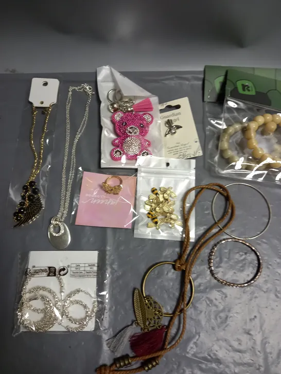 APPROXIMATELY 30 ASSORTED COSTUME JEWELLERY PRODUCTS TO INCLUDE NECKLACES, BRACELETS, EARRINGS ETC