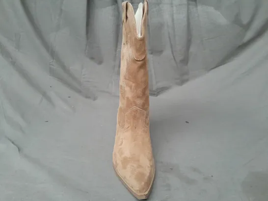 PAIR OF BERSHKA WESTERN STYLE BLOCK HEEL BOOTS IN TAN UK SIZE 4