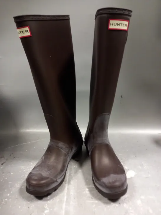 BOXED PAIR OF HUNTER TALL BITTER CHOCOLATE BOOTS