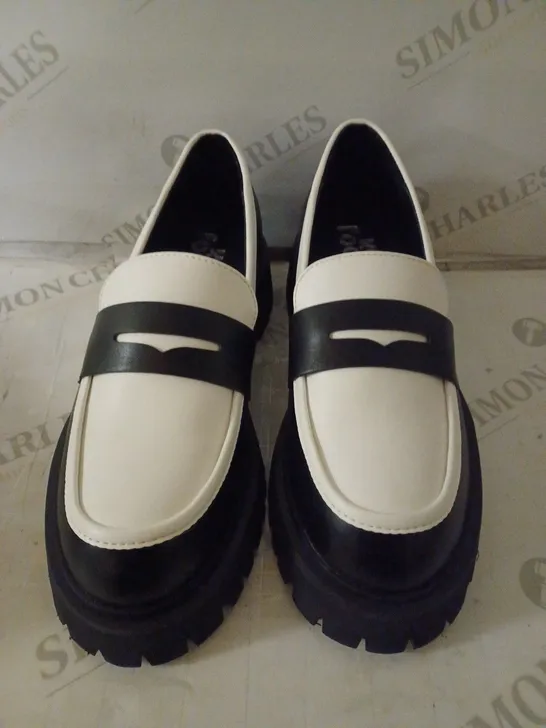 BOXED PAIR OF KOI WOMEN'S WILLOW MONOCHROME LOAFERS SIZE 6