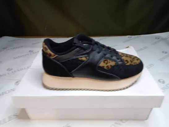 BOXED UMBRO ELITE MUNDIAL LUXE WOMENS TRAINERS SIZE 5