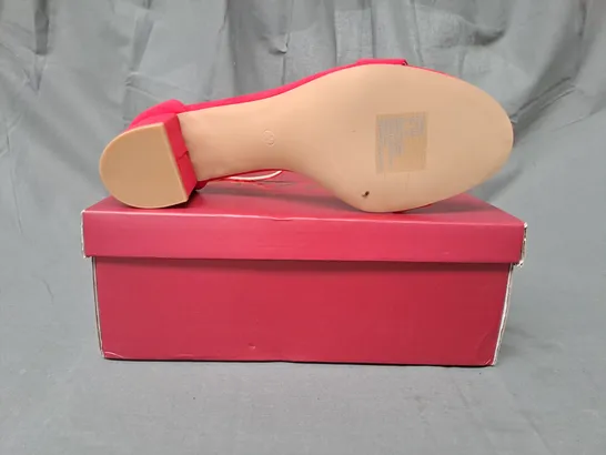 BOXED PAIR OF PIZZ ANNU OPEN TOE BLOCK HEEL SANDALS IN RED UK SIZE 6